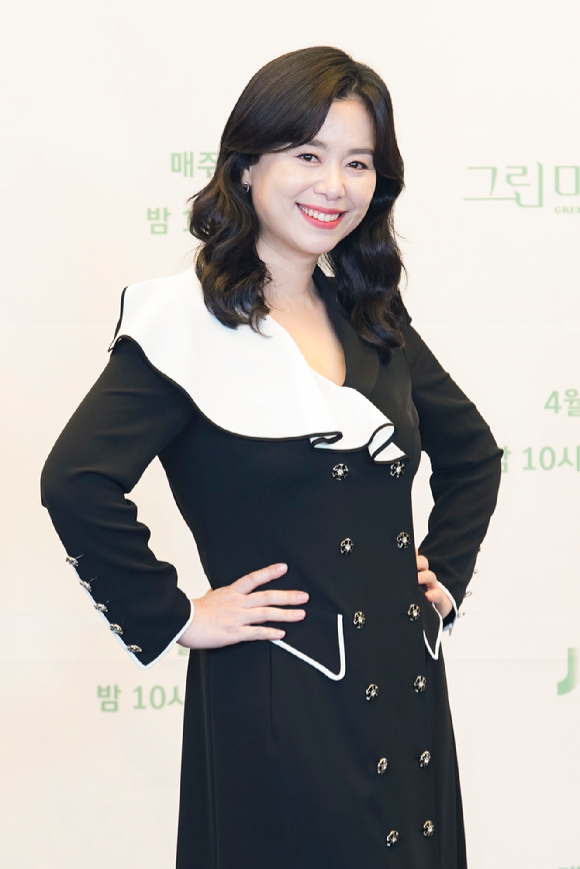 배우 장혜진이 6일 온라인으로 진행된 JTBC 새 수목드라마 '그린마더스클럽' 제작발표회에 참석해 포즈를 취하고 있다. [사진=JTBC]