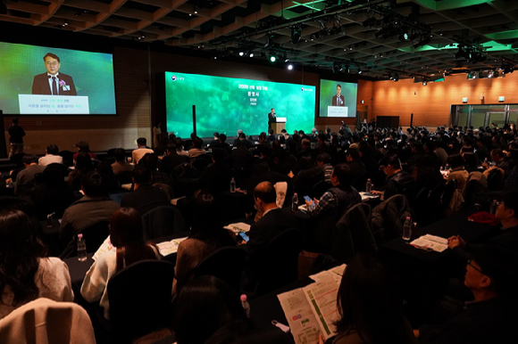 김인호 산림청장이 서울특별시 여의도 전경련회관에서 열린 &lsquo;2026 산림&middot;임업 전망&rsquo;에서 환영사를 하고 있다 [사진=산림청]