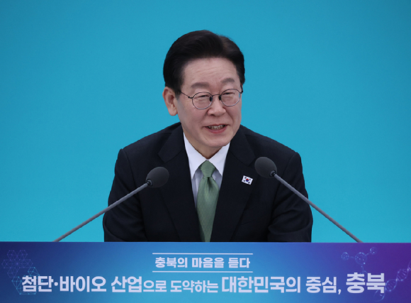 이재명 대통령이 13일 충북 청주오스코에서 열린 '충북의 마음을 듣다' 타운홀미팅 간담회에서 발언하고 있다. 2026.3.13 [사진=연합뉴스]