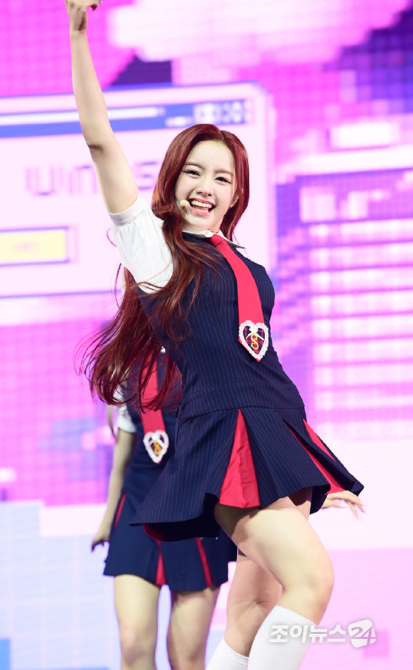 그룹 유니스(UNIS) 엘리시아가 15일 서울 광장동 예스24 라이브홀에서 열린 유니스 두 번째 미니앨범 'SWICY(스위시)' 발매 쇼케이스에 참석해 멋진 무대를 선보이고 있다. [사진=정소희 기자]