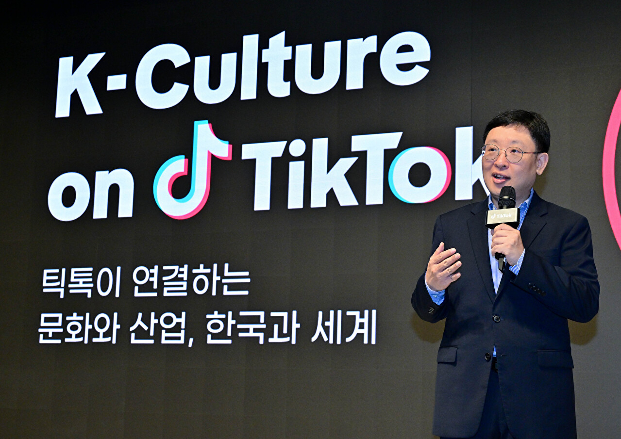 26일 서울 강남구 엘리에나 호텔 서울강남에서 열린 'K-컬처 온 틱톡' 기자 간담회에서 정재훈 틱톡코리아 운영 총괄이 발표하고 있다. [사진=틱톡코리아]