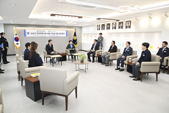 달성군과 대구시교육청 관계자들이 업무협약체결에 앞서 환담을 나누고 있다. [사진=달성군]