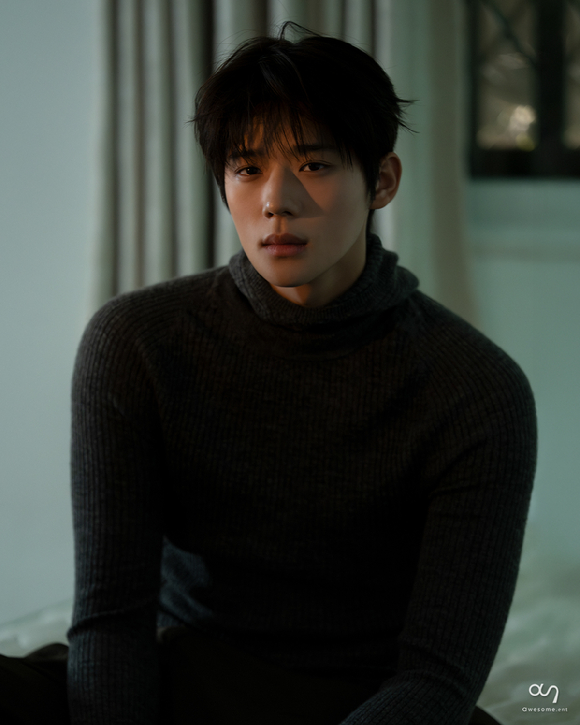 배우 문상민이 화보 촬영에서 포즈를 취하고 있다. [사진=어썸이엔티]