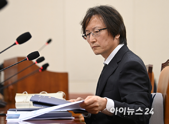 주병기 공정거래위원장 후보자가 5일 서울 여의도 국회에서 열린 인사청문회에 출석해 자료를 살피고 있다. [사진=곽영래 기자]