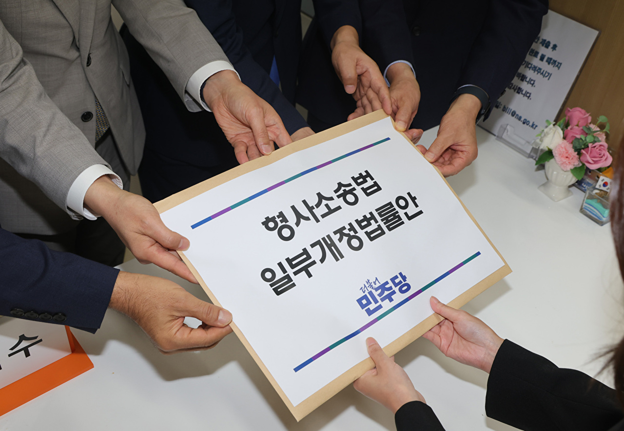 더불어민주당 형사소송법 개정 태스크포스 소속 김승원&middot;김한규&middot;박상혁&middot;이해식 의원이 9일 국회 의안과에 형사소송법 일부개정법률안을 제출하고 있다. 2026.7.9 [공동취재] [사진=연합뉴스]