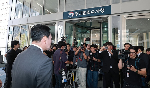 국민의힘 장동혁 대표와 정점식 원내대표가 검찰청 폐지와 공소청&middot;중대범죄수사청(중수청) 신설을 하루 앞둔 1일 서울 중구 중수청 앞에서 '형사사법체계 파괴 규탄'을 주제로 열린 현장 의원총회에 참석, 구호를 외치고 있다. 2026.10.1 [사진=연합뉴스]