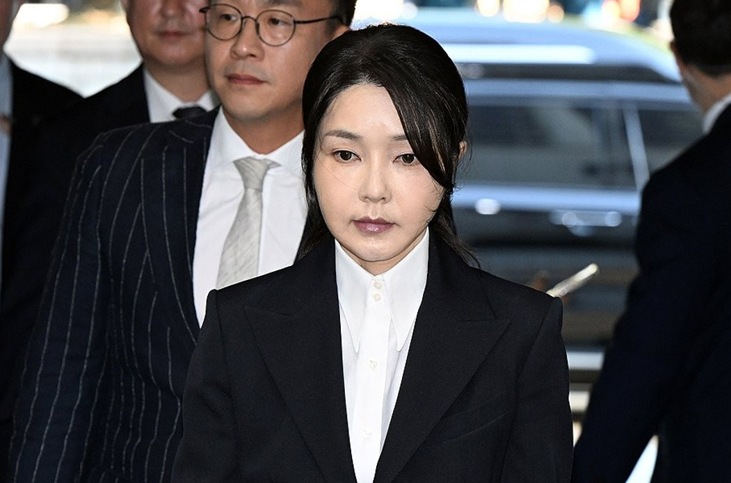 윤석열 전 대통령 부인 김건희 여사가 지난해 8월 12일 구속 전 피의자 심문(영장실질심사)을 받기 위해 서울 서초구 서울중앙지법에 출석하고 있다. [사진=연합뉴스]