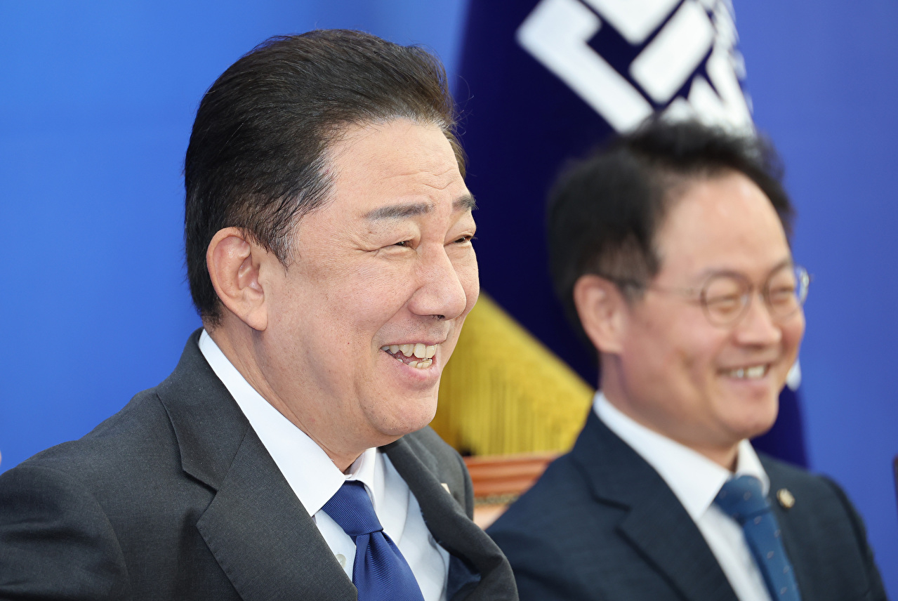 더불어민주당 김병기 원내대표가 21일 서울 여의도 국회에서 취임 100일 기자간담회를 하기 앞서 환하게 웃고 있다. 2025.9.21 [사진=연합뉴스]