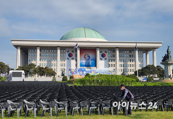 제20대 대통령 취임식을 나흘 앞둔 6일 국회 잔디광장에서 관계자들이 취임식 참석자들의 의자를 설치하고 있다. [사진=정소희 기자]