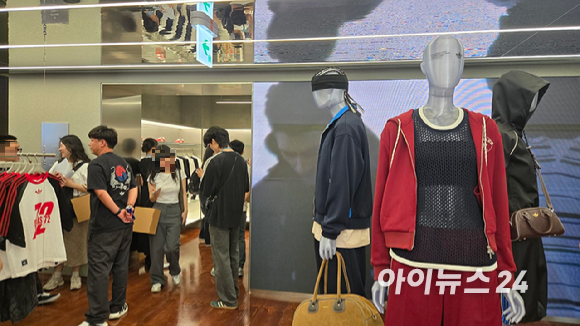 11일 아디다스 오리지널스 도산 플래그십 스토어. 아디다스 대표 의류 뒤로 대형 디지털 스크린이 방문객의 눈길을 사로잡는다. [사진=진광찬 기자]