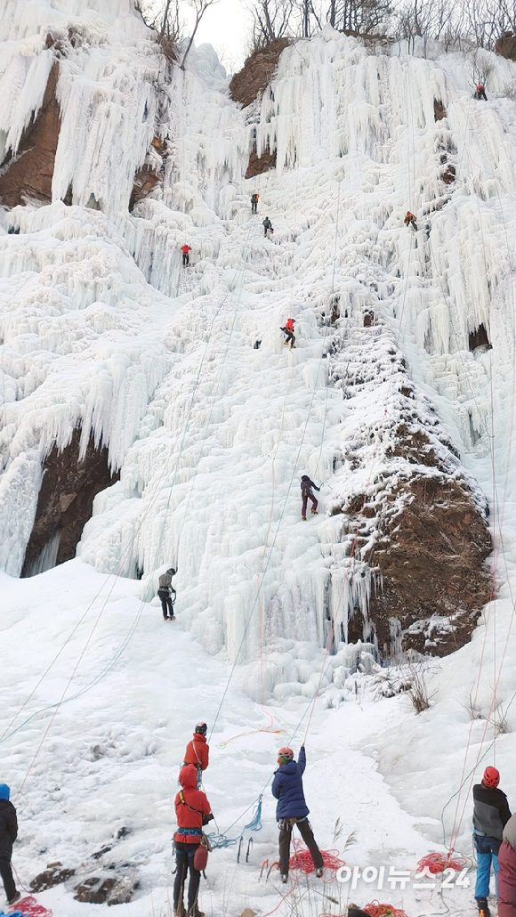 4일 오전 강원도 인제군 용대리 매바위 빙장에서 클라이머들이 빙벽등반을 즐기고 있다. [사진=정소희 기자]