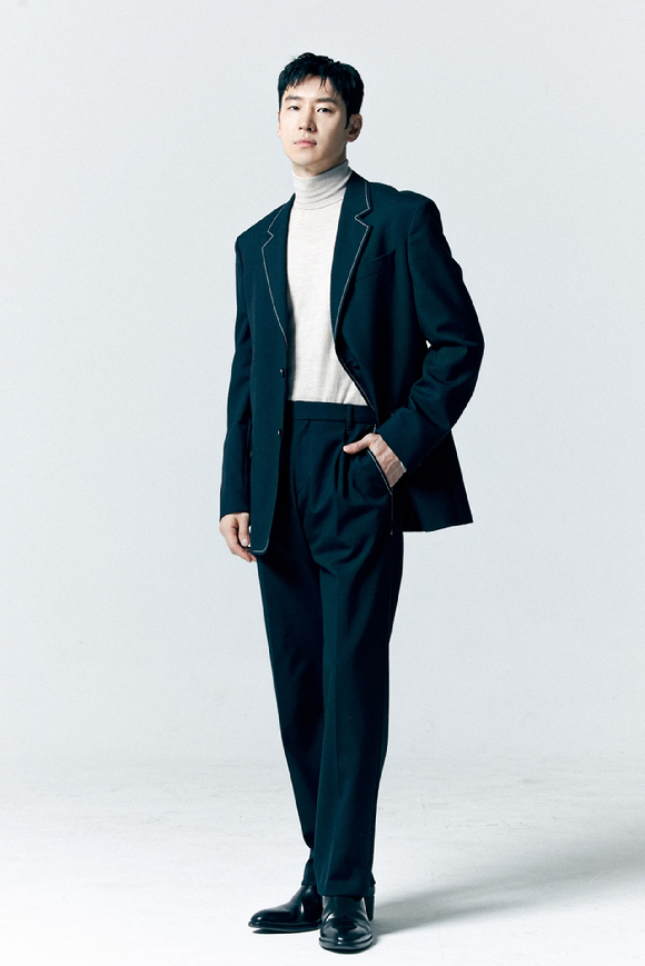 배우 이제훈이 SBS 금토드라마 '모범택시3' 인터뷰에 앞서 포즈를 취하고 있다. [사진=컴퍼니온]