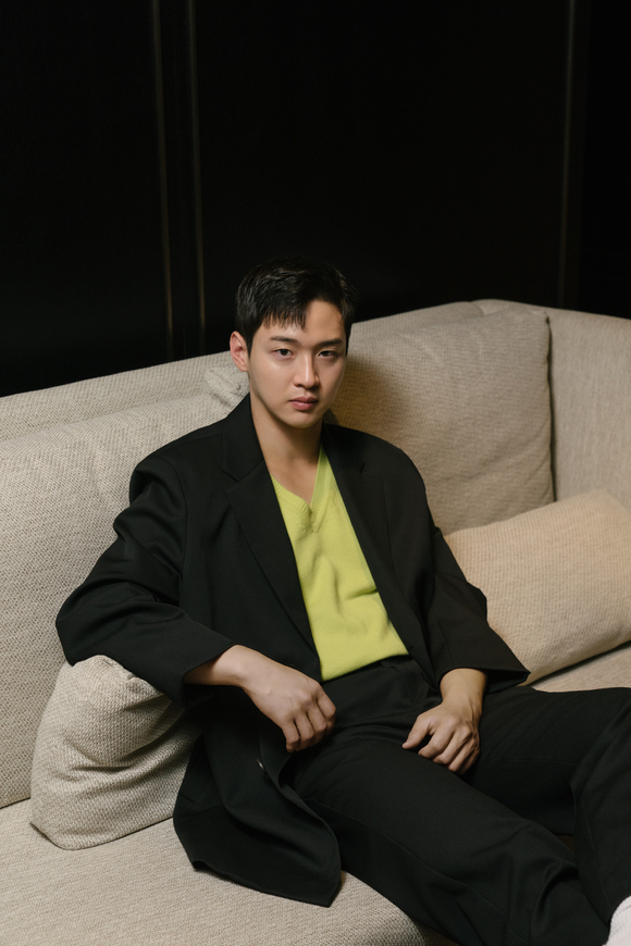 배우 장동윤이 영화 '롱디'(감독 임재완) 인터뷰에서 앞서 포즈를 취하고 있다. [사진=NEW]