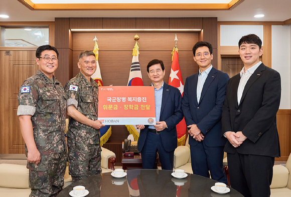 육군 3군단 군단장(사진 왼쪽에서 두 번째부터), 김선규 호반그룹 회장, 김대헌 호반그룹 기획총괄사장, 김민성 호반산업 전무가 기념 촬영을 하고 있다. [사진=호반그룹]