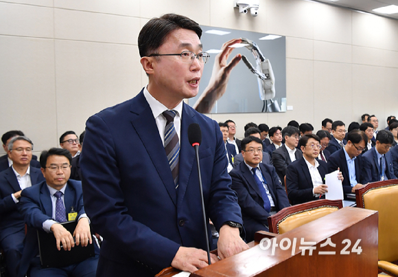 류제명 과학기술정보통신부 제2차관이 7일 서울 여의도 국회에서 열린 과학기술정보방송통신위원회 전체회의에서 2026년도 예산안 관련 제안설명을 하고 있다. [사진=곽영래 기자]