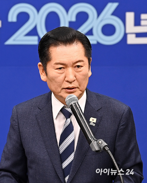 정청래 더불어민주당 대표가 22일 국회에서 긴급 기자회견을 열고 조국혁신당과의 합당을 제안하고 있다. [사진=곽영래 기자]