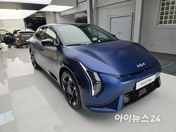 기아 'EV4' 정측면. [사진=김종성 기자]