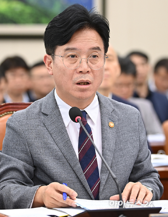 김영훈 고용노동부 장관이 20일 오전 서울 여의도 국회에서 열린 환경노동위원회 전체회의에서 의원 질문에 답변하고 있다. [사진=곽영래 기자]