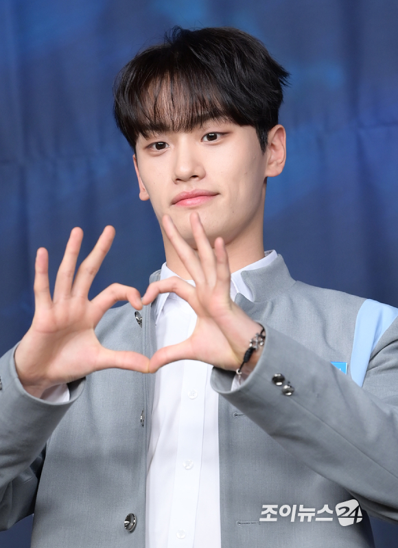 29일 오후 서울 마포구 상암동 CJ사옥에서 열린 MNET '보이즈 플래닛' 28인 생존자 신고식에 연습생 금준현이 포토타임을 갖고 있다. [사진=정소희 기자]