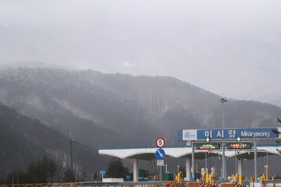 설 연휴 첫날인 25일 오전 강원 고성군 토성면 미시령 요금소 인근에 눈발이 날리고 있다. 2025.1.25 [사진=연합뉴스]