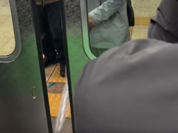지하철 탑승에 실패할 것을 대비해 출입문 사이에 우산을 끼워 넣은 승객의 행동이 거센 비판을 받고 있다. 사진은 지하철 출입문 사이에 우산을 끼워넣은 승객 모습. [사진=온라인 커뮤니티]