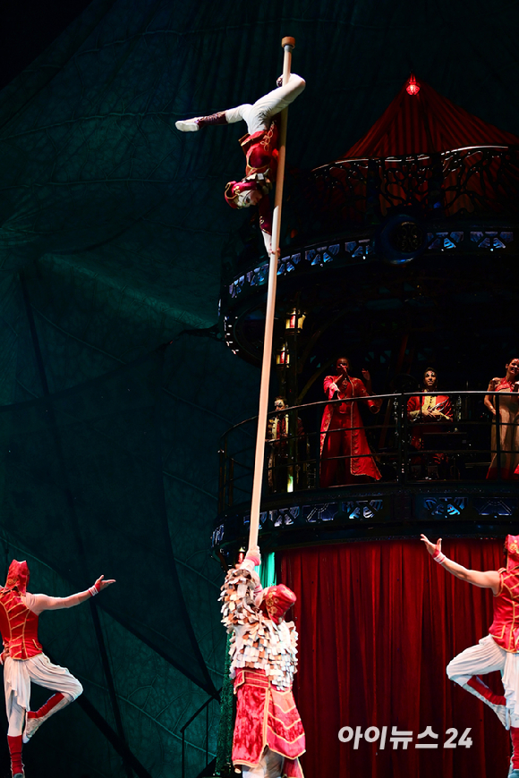 15일 오후 서울 잠실종합운동장 내 빅탑에서 열린 태양의서커스 '쿠자(KOOZA)' 프레스 컨퍼런스에서 배우들이 환상적인 무대를 선보이고 있다. [사진=정소희 기자]