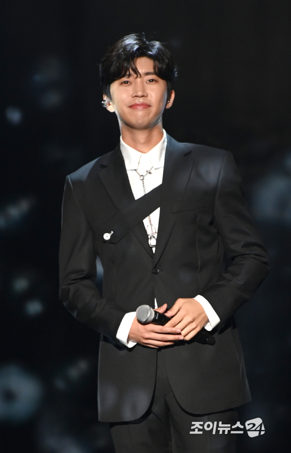 가수 임영웅이 27일 오후 서울 송파구 잠실실내체육관에서 열린 '제11회 가온차트 뮤직 어워즈'에서 멋진 무대를 선보이고 있다. [사진=정소희 기자]