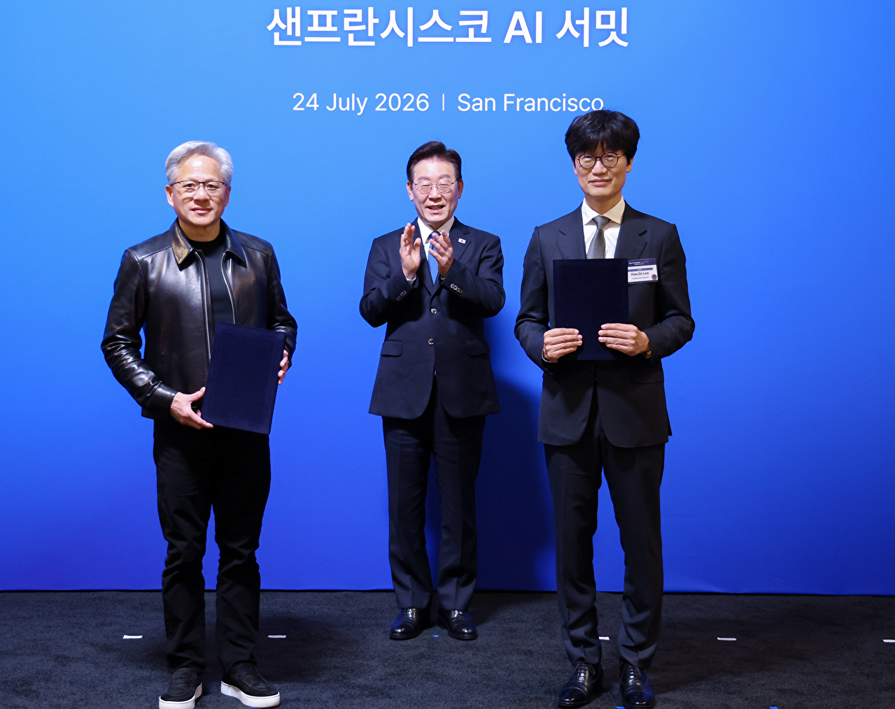 이해진 네이버 이사회 의장과 젠슨 황 엔비디아 최고경영자가 24일(현지시간) 이재명 대통령이 임석한 가운데 미국 샌프란시스코 더 미드웨이에서 열린 AI 서밋에서 글로벌 AI 팩토리 구축을 위해 지분 투자 유치에 관한 전략적 투자협약을 체결한 뒤 기념촬영을 하고 있다. 2026.7.25 [사진=연합뉴스]