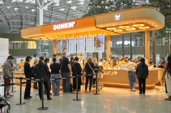 던킨의 인천공항센트럴점에 제품을 구입하기 위해 대기하는 고객들. [사진=SPC]