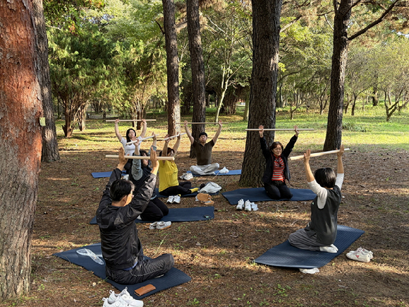 지난 29일 경북 경주 경북천년숲정원에서 진행된 APEC 2025 한국 관광프로그램 &lsquo;K-산림치유 프로그램: 비움숲(Forest Healing Meditation)&rsquo;에서 참가자들이 호흡 명상 활동에 참여하고 있다. [사진=산림청 한국산림복지진흥원]