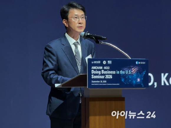 제임스 김 암참 회장 겸 대표이사가 30일 서울 중구 대한상공회의소 국제회의장에서 열린 대한상의-암참 비즈니스 세미나에서 인사말을 하고 있다. [사진=정현지 인턴기자]