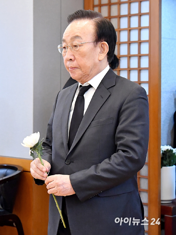 김관용 전 경북지사가 28일 오전 서울 종로구 서울대학교병원 장례식장에 마련된 故 이해찬 전 국무총리의 빈소에서 조문을 하고 있다. [사진=곽영래 기자]