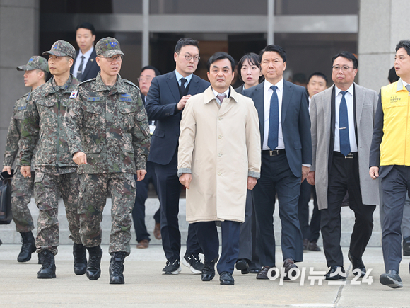 중동 전쟁 확대로 레바논에 체류 중이던 우리 국민 204명과 외국 국적 가족 5명 및 우방국(일본) 국민 2명 등 총 211명이 대한민국 군 수송기(KC-330)를 타고 15일 오후 성남공항에 도착하고 있다. 2026. 03.15. [사진=사진공동취재단]