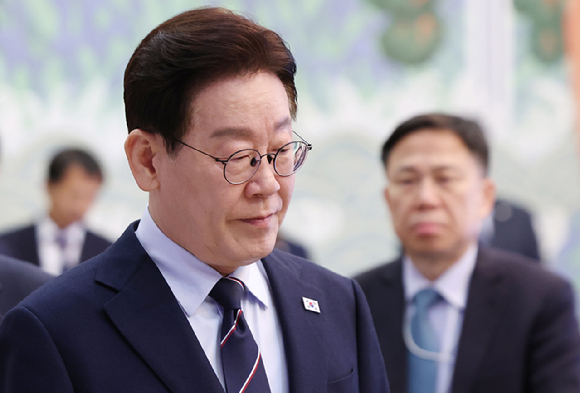 이재명 대통령이 지난 6일 청와대에서 열린 수석보좌관회의에 입장하고 있다. 2026.3.6 [사진=연합뉴스]