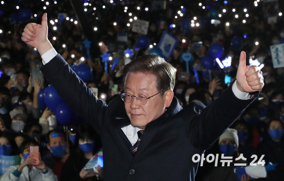 이재명 더불어민주당 대선 후보가 8일 오후 서울 광화문 청계광장에서 열린 '국민의 꿈이 이재명의 꿈입니다' 서울 집중 유세에서 지지 호소를 하고 있다. [사진=국회사진취재단]