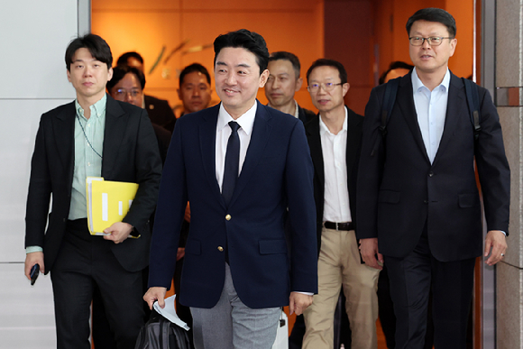 강훈식 대통령 비서실장을 비롯한 전략경제협력 특사단이 19일 인천국제공항 제1터미널을 통해 독일 프랑크푸르트로 출국하고 있다. 2025.10.19 [사진=연합뉴스]