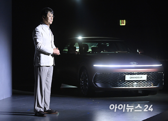 윤호준 현대자동차 국내사업본부장이 13일 서울 광진구 그랜드 워커힐에서 열린 현대자동차가 '더 뉴 그랜저' 미디어 데이에서 '더 뉴 그랜저' 를 공개하고 있다. [사진=곽영래 기자]