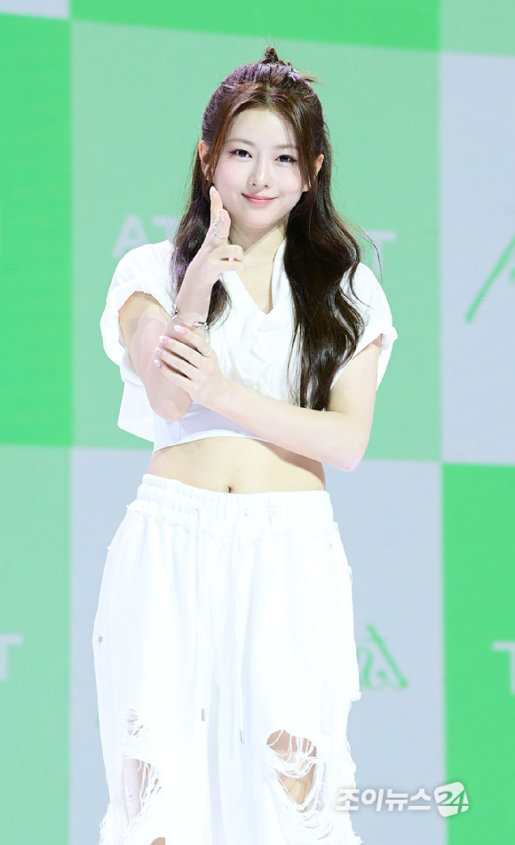 그룹 앳하트 봄이 13일 오후 서울 한남동 블루스퀘어에서 열린 앳하트(AtHeart) 첫 번째 EP '플롯 트위스트'(Plot Twist) 미디어 쇼케이스에 참석하고 있다. [사진=정소희 기자]