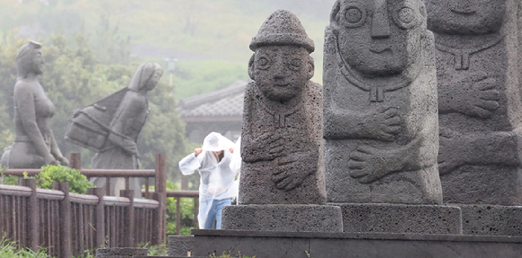비바람 치는 제주 [사진=연합뉴스 ]