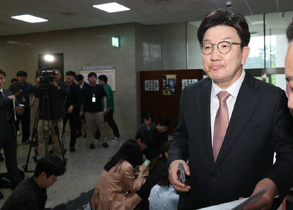 권성동 국민의힘 원내대표가 1일 오후 국회에서 기자들과 만나 이재명 더불어민주당 대선 후보 3심과 관련해 발언하고 있다. [사진=연합뉴스]