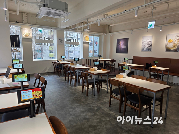 관절형 로봇이 움직이며 치킨을 조리하고 있다. [사진=구서윤 기자]