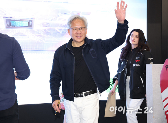젠슨 황 엔비디아 최고경영자(CEO)가 5일 서울 마포구 &lsquo;T1 베이스 캠프&rsquo;를 방문해 &lsquo;페이커&lsquo; 이상혁을 비롯한 e스포츠 구단 T1의 리그 오브 레전드(LoL) 선수단을 만난 뒤 손을 흔들며 나서고 있다. [사진=곽영래 기자]