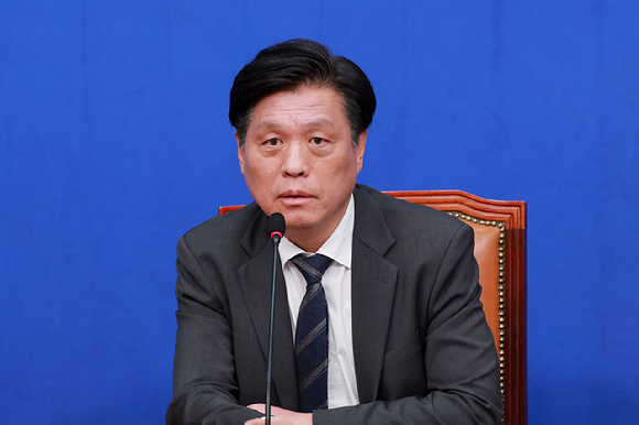 더불어민주당 조승래 사무총장이 12일 국회에서 기자 간담회를 열고 6&middot;3 지방선거 공천 진행 상황 등을 설명하고 있다. 2026.4.12 [사진=연합뉴스]