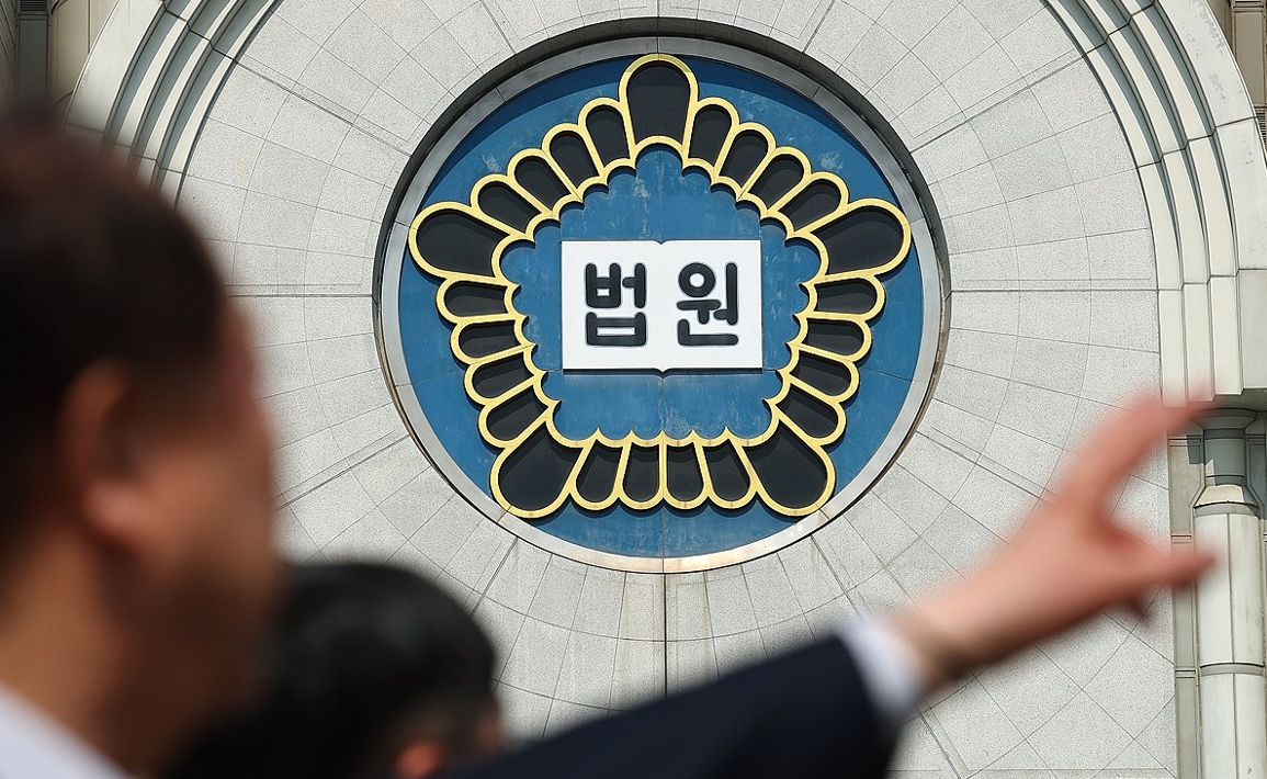 양승태 전 대법원장이 30일 서울 서초구 서울고등법원에서 열린 '사법농단 혐의' 2심 선고 공판에서 징역 6개월에 집행유예 1년을 선고 받은 후 법원 청사를 나서고 있다. 2026.1.30 [공동취재] [사진=연합뉴스]