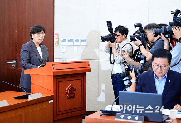 정은경 보건복지부 장관 후보자가 18일 오전 서울 여의도 국회 보건복지위원회에서 열린 인사청문회에 참석해 선서하고 있다. [사진=정소희 기자]