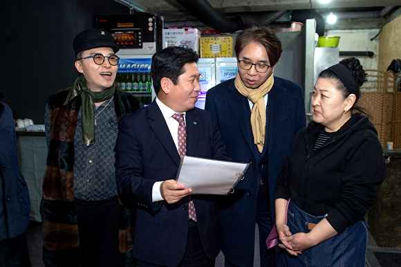 김창규(왼쪽 두번째) 시장이 이주 고려인 동포가 창업한 식당에서 애로사항 등을 청취하고 있다. [사진=제천시]