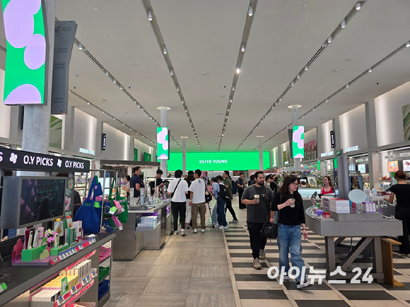 CJ올리브영 패서디나점을 찾은 현지인들이 제품을 살펴보고 있다. [사진=구서윤 기자]