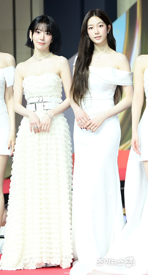 그룹 르세라핌(LE SSERAFIM) 사쿠라와 카즈하가 25일 오후 인천광역시 중구 운서동 인스파이어 아레나에서 열린 '2025 SBS 가요대전' 레드카펫 행사에 참석하고 있다.&nbsp;