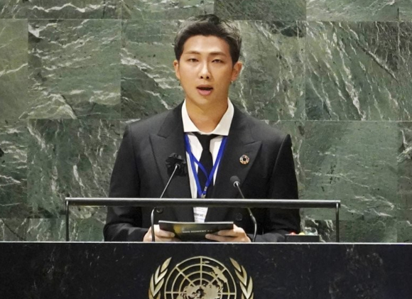 지난 2023년 6월 1일 그룹 방탄소년단(BTS) 리더 RM(본명 김남준)이 서울 동작구 국립서울현충원 현충관에서 열린 '2023 국방부 유해발굴감식단 홍보대사 위촉식'에 참석하고 있다. [사진=사진공동취재단]