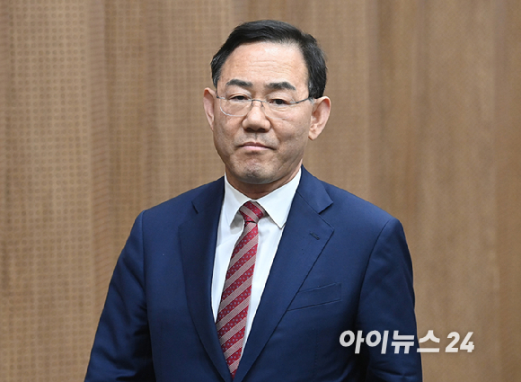 6&middot;3 지방선거 국민의힘 대구시장 경선에서 컷오프(공천 배제)된 주호영 의원이 23일 서울 여의도 국회 소통관에서 불출마 기자회견을 마친 뒤 회견장을 나서고 있다. [사진=곽영래 기자]